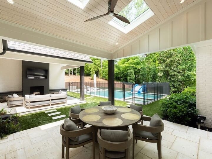 Luxury Realestate in Atlanta, Georgia, USA. Outdoor dining, pool and courtyard.